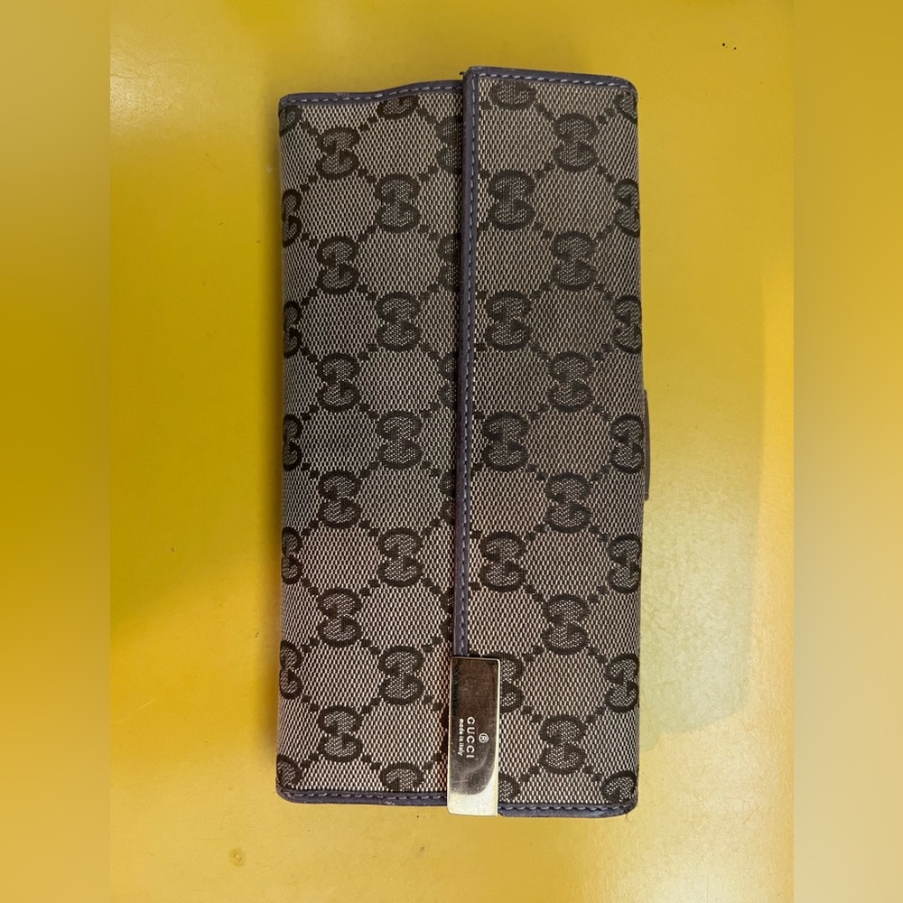 Authentic vintage Gucci wallet.